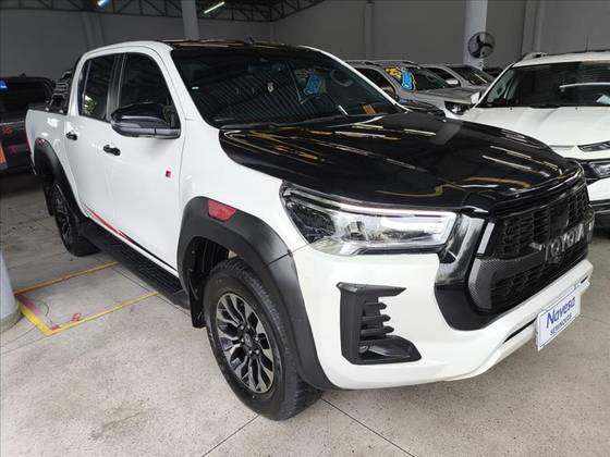 TOYOTA HILUX 2.8 D-4D TURBO DIESEL CD GR-S 4X4 AUTOMÁTICO